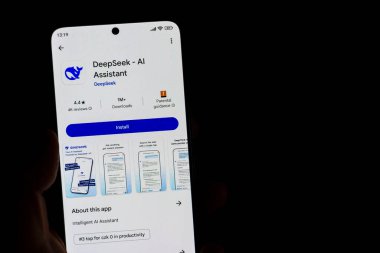 Çinli yapay zeka şirketi Hangzhou DeepSeek 28 Ocak 2025 'te Çek Cumhuriyeti Prag' da geniş kaynaklı açık kaynak dil modelleme uygulaması.