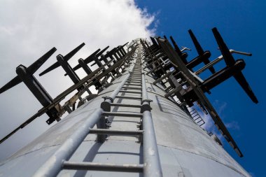 Liberec, Bohemya, Çek Cumhuriyeti, UNESCO Dünya Mirası Bölgesi yakınlarındaki dağda Jested kulesi, telekomünikasyon vericisi