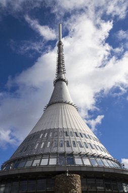 Liberec, Bohemya, Çek Cumhuriyeti, UNESCO Dünya Mirası Bölgesi yakınlarındaki dağda Jested kulesi, telekomünikasyon vericisi