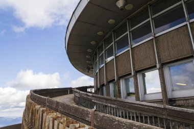 Liberec, Bohemya, Çek Cumhuriyeti, UNESCO Dünya Mirası Bölgesi yakınlarındaki dağda Jested kulesi, telekomünikasyon vericisi