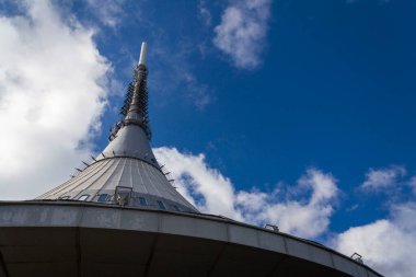 Liberec, Bohemya, Çek Cumhuriyeti, UNESCO Dünya Mirası Bölgesi yakınlarındaki dağda Jested kulesi, telekomünikasyon vericisi