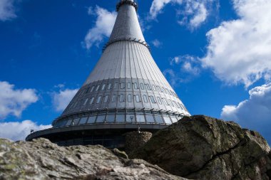 Liberec, Bohemya, Çek Cumhuriyeti, UNESCO Dünya Mirası Bölgesi yakınlarındaki dağda Jested kulesi, telekomünikasyon vericisi