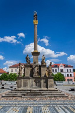 Çek Cumhuriyeti 'nin Plzen Bölgesi' nin Tachov ilçesindeki Stribro kasabasının tarihi merkezinde Marian köşe yazısı, güneşli yaz günü.