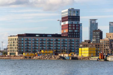 Güneşli bir yaz günü, 6 Temmuz 2024 'te, Finlandiya' nın Helsinki kentinde, deniz limanından Nihti adasına yerleşik gelişmeler.