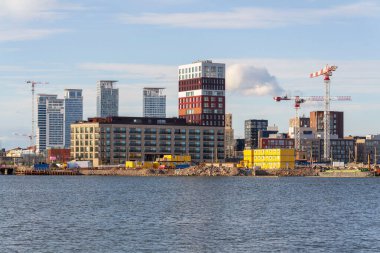 Güneşli bir yaz günü, 6 Temmuz 2024 'te, Finlandiya' nın Helsinki kentinde, deniz limanından Nihti adasına yerleşik gelişmeler.