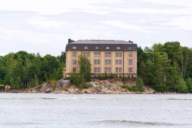 Helsinki, Finlandiya 'da eski deniz müzesi ve pilot istasyon binası olan Hylkysaari Adası, güneşli yaz günü