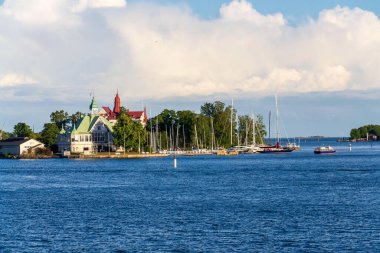 Valkosaari adasında gemiler ve rıhtım, Helsinki, Finlandiya, güneşli yaz günü