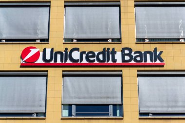 UniCredit Group 'un merkez binasının logosu 5 Mart 2025' te Prag, Çek Cumhuriyeti 'nde.