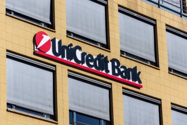 UniCredit Group 'un merkez binasının logosu 5 Mart 2025' te Prag, Çek Cumhuriyeti 'nde.