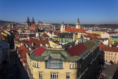 Aziz Vitus Katedrali ve Prag Şatosu arka planda, Prag, Çek Cumhuriyeti, güneşli bir günde Tyn 'den önce Gotik Meryem Kilisesi