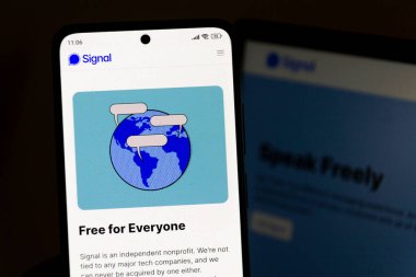 28 Mart 2025 'te Prag, Çek Cumhuriyeti' nde Amerikan açık kaynaklı, şifreli mesajlaşma servisi mobil uygulama üzerinde masaüstü sürümü.