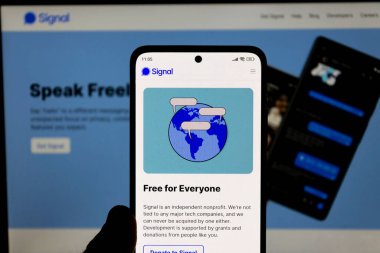 28 Mart 2025 'te Prag, Çek Cumhuriyeti' nde Amerikan açık kaynaklı, şifreli mesajlaşma servisi mobil uygulama üzerinde masaüstü sürümü.