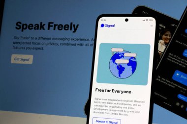 28 Mart 2025 'te Prag, Çek Cumhuriyeti' nde Amerikan açık kaynaklı, şifreli mesajlaşma servisi mobil uygulama üzerinde masaüstü sürümü.
