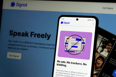 28 Mart 2025 'te Prag, Çek Cumhuriyeti' nde Amerikan açık kaynaklı, şifreli mesajlaşma servisi mobil uygulama üzerinde masaüstü sürümü.