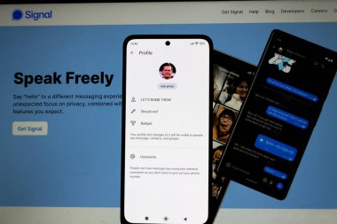 28 Mart 2025 'te Prag, Çek Cumhuriyeti' nde, masaüstü versiyonu önünde Mike Waltz illüstrasyon editör profili ile birlikte açık kaynaklı, şifreli mesaj servisi Sinyal Uygulaması.