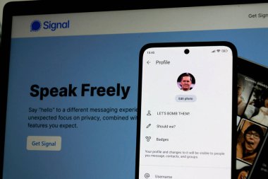 28 Mart 2025 'te Prag, Çek Cumhuriyeti' nde, masaüstü versiyonu önünde Mike Waltz illüstrasyon editör profili ile birlikte açık kaynaklı, şifreli mesaj servisi Sinyal Uygulaması.