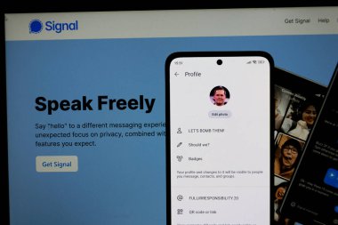 28 Mart 2025 'te Prag, Çek Cumhuriyeti' nde, masaüstü versiyonu önünde Mike Waltz illüstrasyon editör profili ile birlikte açık kaynaklı, şifreli mesaj servisi Sinyal Uygulaması.