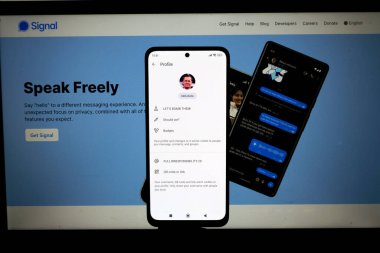 28 Mart 2025 'te Prag, Çek Cumhuriyeti' nde, masaüstü versiyonu önünde Mike Waltz illüstrasyon editör profili ile birlikte açık kaynaklı, şifreli mesaj servisi Sinyal Uygulaması.