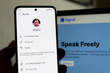 28 Mart 2025 'te Prag, Çek Cumhuriyeti' nde, masaüstü versiyonu önünde Mike Waltz illüstrasyon editör profili ile birlikte açık kaynaklı, şifreli mesaj servisi Sinyal Uygulaması.