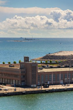 Helsinki Limanı, Finlandiya 'daki Batı Terminali 2 yakınlarındaki adalar güneşli yaz günüdür.