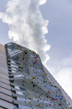 Amager yamacı ya da Kopenhag olarak bilinen Amager Bakke 'nin çatısında tırmanma duvarı olan kamusal alan, eğlence tesisi ile enerji santraline ısı ve enerji atıklarını birleştirdi, Kopenhag, Danimarka' da bir yürüyüş pisti olan kuru kayak pisti açtı.