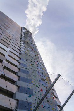 Amager yamacı ya da Kopenhag olarak bilinen Amager Bakke 'nin çatısında tırmanma duvarı olan kamusal alan, eğlence tesisi ile enerji santraline ısı ve enerji atıklarını birleştirdi, Kopenhag, Danimarka' da bir yürüyüş pisti olan kuru kayak pisti açtı.
