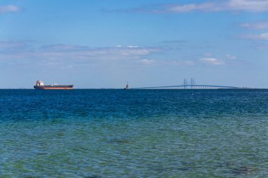Oresund Köprüsü Amager plaj parkından görüldü, Kopenhag, Danimarka, güneşli bir gün