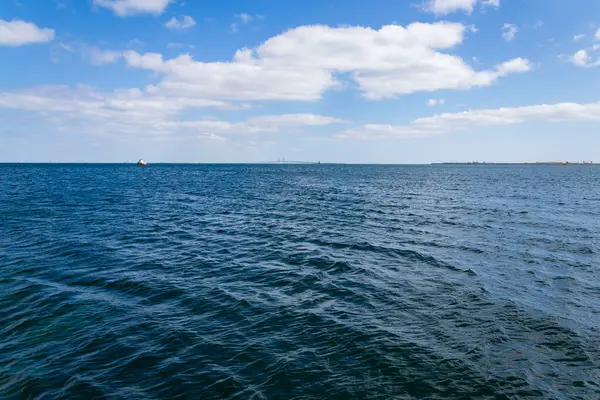 Oresund Köprüsü Amager plaj parkından görüldü, Kopenhag, Danimarka, güneşli bir gün