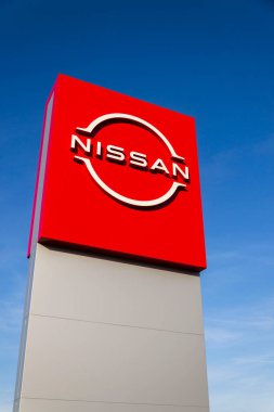 Nissan motor şirketi logosu 12 Nisan 2025 'te Prag, Çek Cumhuriyeti' nde galeri binasında.. 