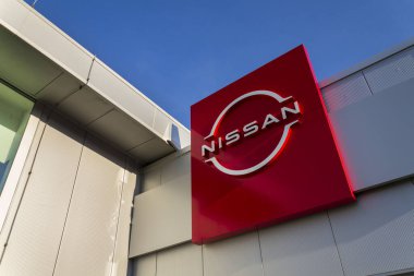 Nissan motor şirketi logosu 12 Nisan 2025 'te Prag, Çek Cumhuriyeti' nde galeri binasında.. 