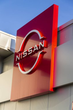Nissan motor şirketi logosu 12 Nisan 2025 'te Prag, Çek Cumhuriyeti' nde galeri binasında.. 