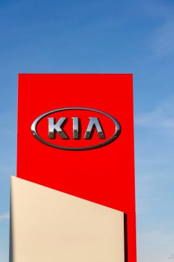 Kia Motor Şirketi logosu 12 Nisan 2025 'te Prag, Çek Cumhuriyeti' nde bayilik binasının önünde.. 