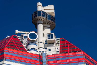 Gota nehir kıyısında, Göteborg, İsveç, güneşli bir günde limanda Ruj adlı Lilla Bombacı binası.