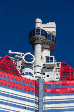 Gota nehir kıyısında, Göteborg, İsveç, güneşli bir günde limanda Ruj adlı Lilla Bombacı binası.