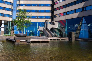 Gota nehir kıyısında, Göteborg, İsveç, güneşli bir günde limanda Ruj adlı Lilla Bombacı binası.