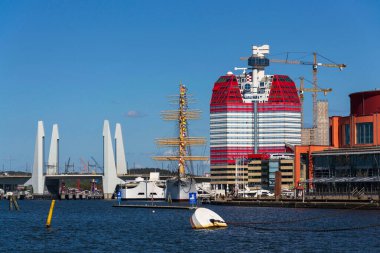Gota nehir kıyısında, Göteborg, İsveç, güneşli bir günde limanda Ruj adlı Lilla Bombacı binası.