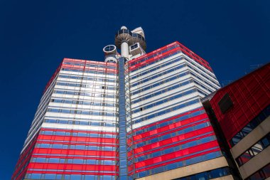 Gota nehir kıyısında, Göteborg, İsveç, güneşli bir günde limanda Ruj adlı Lilla Bombacı binası.