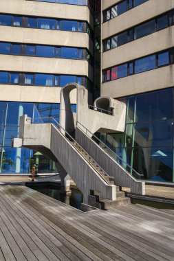 Gota nehir kıyısında, Göteborg, İsveç, güneşli bir günde limanda Ruj adlı Lilla Bombacı binası.
