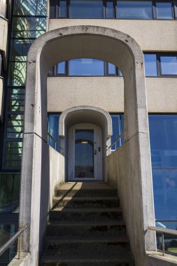 Gota nehir kıyısında, Göteborg, İsveç, güneşli bir günde limanda Ruj adlı Lilla Bombacı binası.