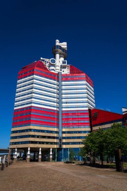 Gota nehir kıyısında, Göteborg, İsveç, güneşli bir günde limanda Ruj adlı Lilla Bombacı binası.