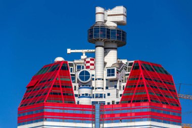 Gota nehir kıyısında, Göteborg, İsveç, güneşli bir günde limanda Ruj adlı Lilla Bombacı binası.