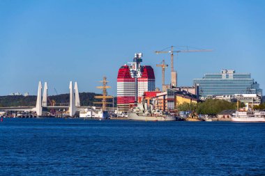 Gota nehir kıyısında, Göteborg, İsveç, güneşli bir günde limanda Ruj adlı Lilla Bombacı binası.