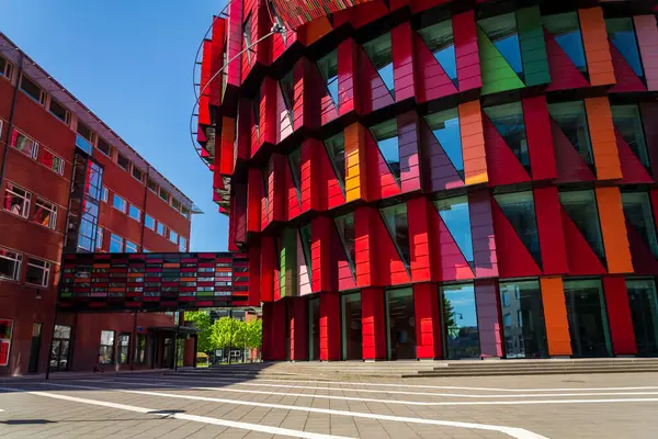 Üniversite kütüphanesi Chalmers Larandetorg, Lindholmen 'de Kuggen, Göteborg, İsveç, güneşli bir gün