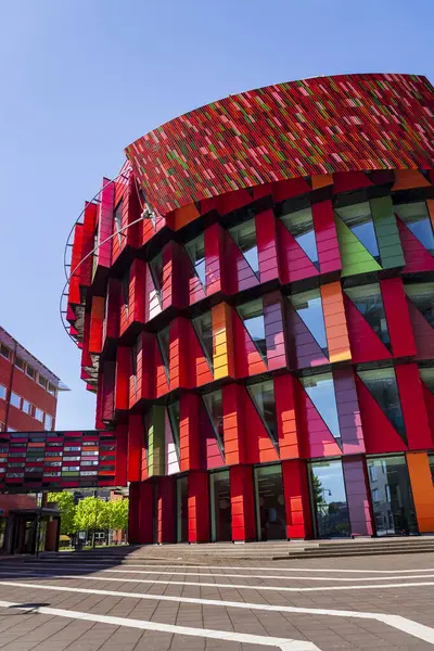 Üniversite kütüphanesi Chalmers Larandetorg, Lindholmen 'de Kuggen, Göteborg, İsveç, güneşli bir gün
