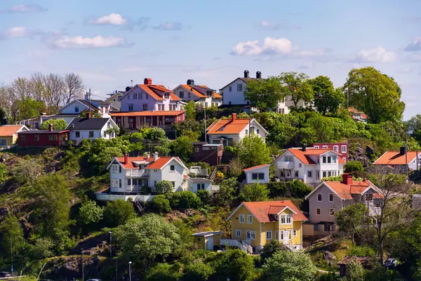 Göteborg, İsveç 'teki Gota Alv nehrinin kıyısındaki Slottsberget Dağı' ndaki eski ahşap tarihi evlerin resimli kolonisi. Güneşli bir gün.