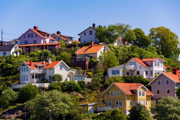 Göteborg, İsveç 'teki Gota Alv nehrinin kıyısındaki Slottsberget Dağı' ndaki eski ahşap tarihi evlerin resimli kolonisi. Güneşli bir gün.