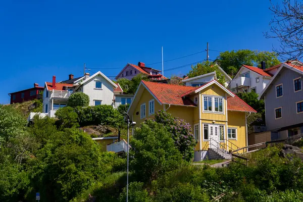 Göteborg, İsveç 'teki Gota Alv nehrinin kıyısındaki Slottsberget Dağı' ndaki eski ahşap tarihi evlerin resimli kolonisi. Güneşli bir gün.