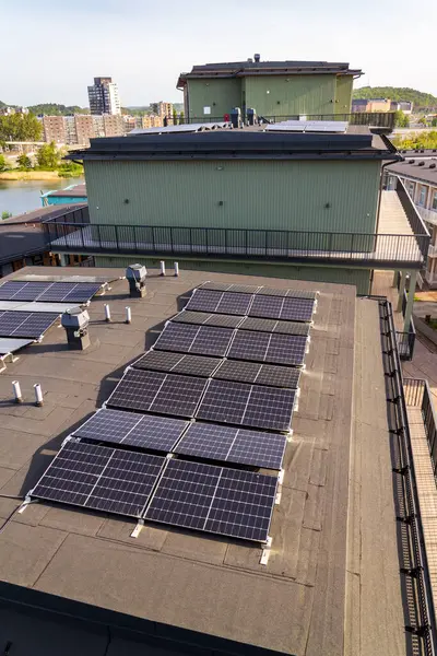 Göteborg şehir merkezi arka planda, İsveç, yenilenebilir yeşil sürdürülebilir enerji kavramı ile apartman binasının çatısında güneş panelleri
