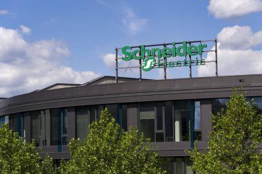 Schneider Electric otomasyon ve enerji yönetimi şirketinin logosu 29 Mayıs 2025 'te Prag, Çek Cumhuriyeti' nde.