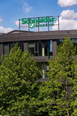 Schneider Electric otomasyon ve enerji yönetimi şirketinin logosu 29 Mayıs 2025 'te Prag, Çek Cumhuriyeti' nde.